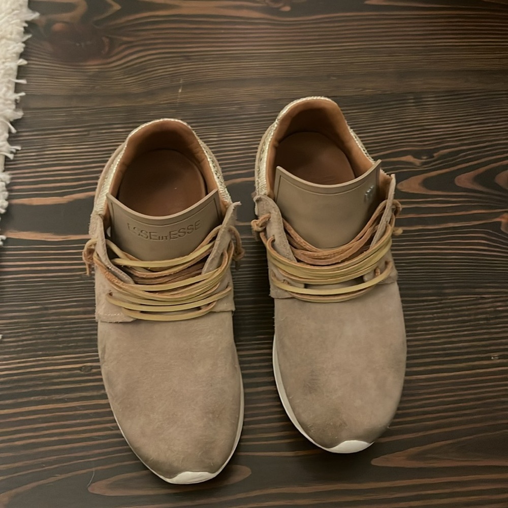 Esseutesse Leather Fringe Sneaker! 🤎